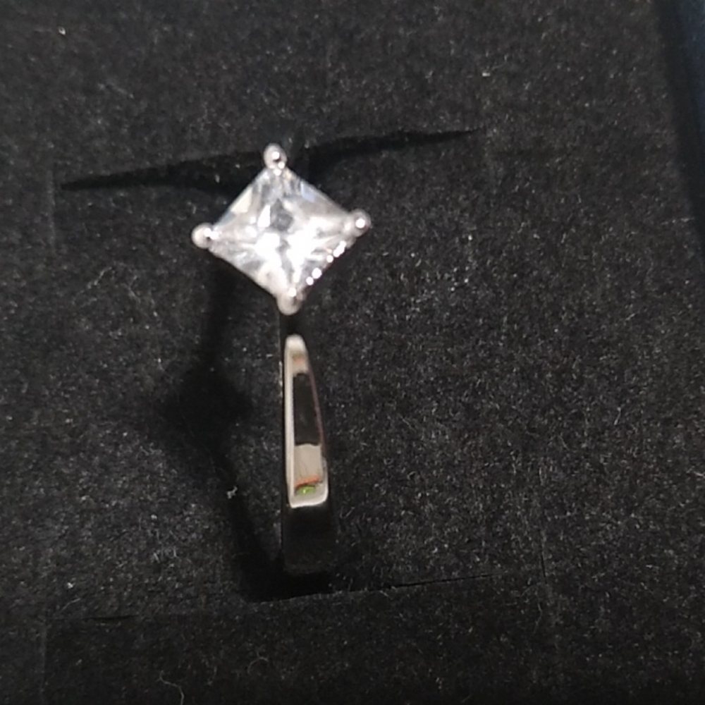 FINAL SALE! Gorgeous 925 Stamped CZ Diamond Ring Sz.8 Never Wore - Picture 6 of 11